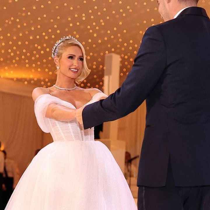 Paris Hilton luce 4 vestidos de ensueño en su boda - 8