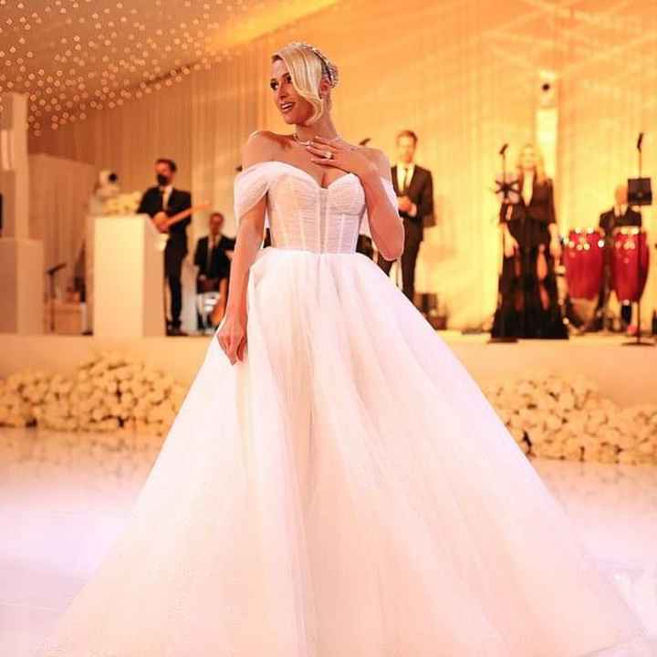 Paris Hilton luce 4 vestidos de ensueño en su boda - 9