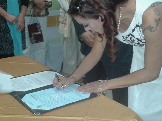 firmando el acta