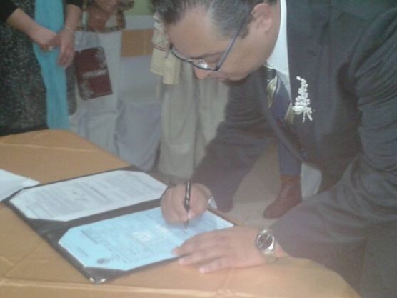 firmando el acta