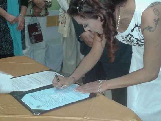 firmando el acta