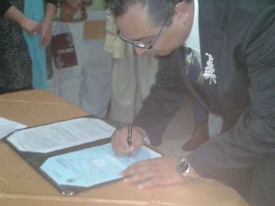 firmando el acta