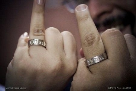 Presumir las argollas de matrimonio - 1