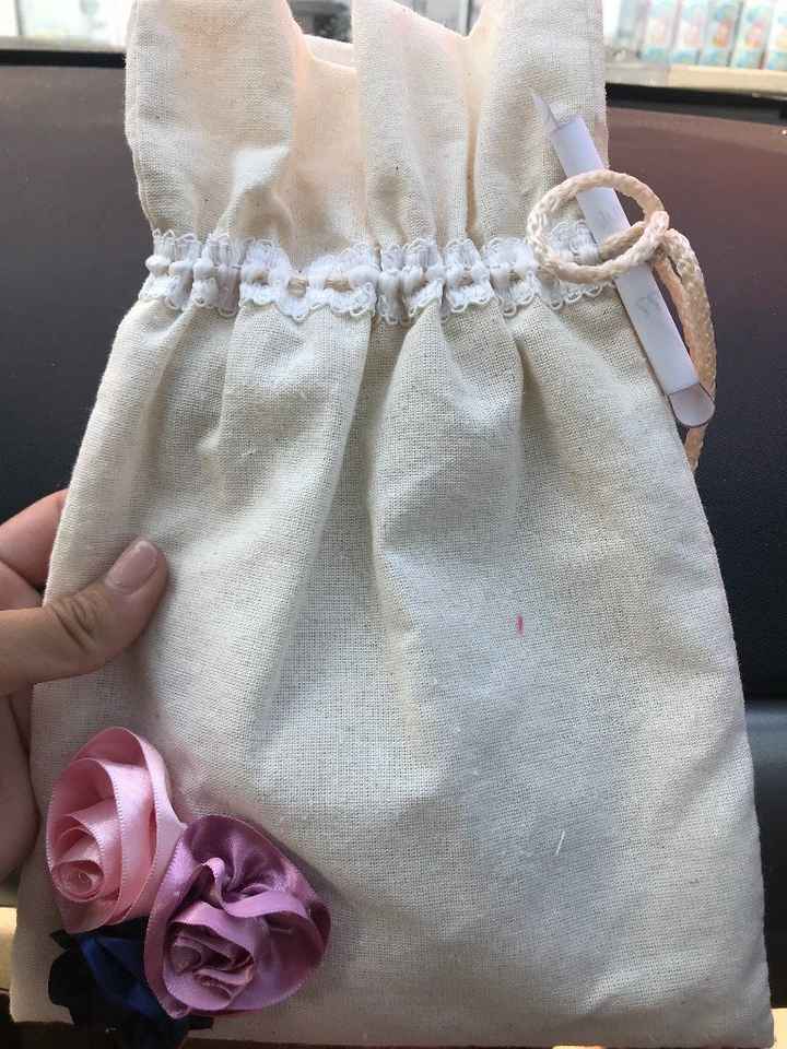 aquì como se entregan los costalitos con el pargamino..