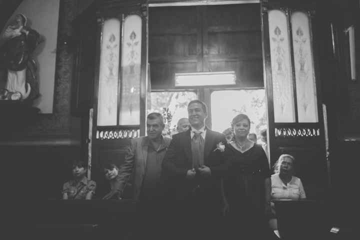 El guapisimo novio a punto de entrar a la iglesia con sus papás