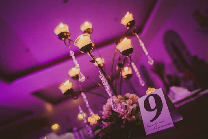 Mis numeradores de mesa personalizados. Y velas, muchas velas