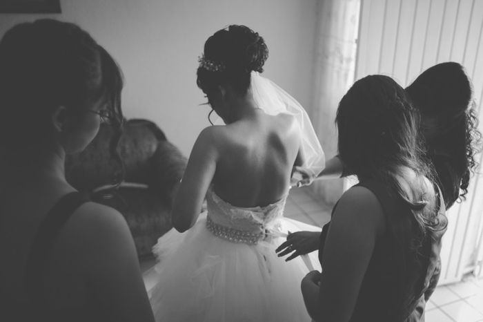 Mi mamá, mi hermana y una de mis damas ayudándome.