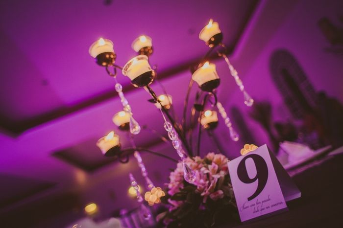 Mis numeradores de mesa personalizados. Y velas, muchas velas