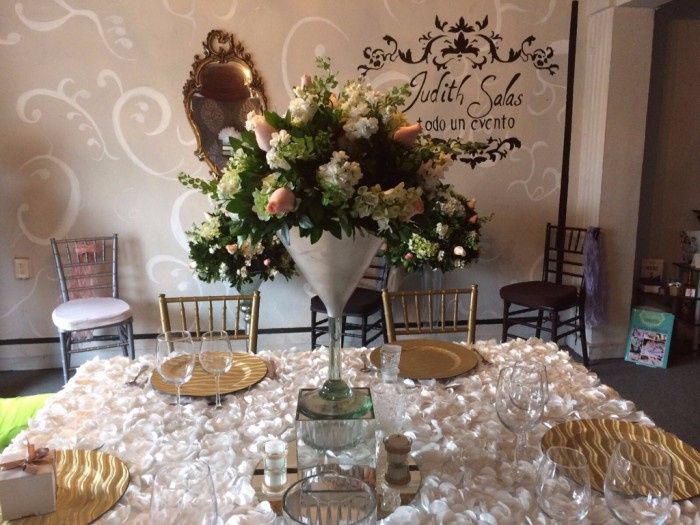 centro bajo y mantel beige.