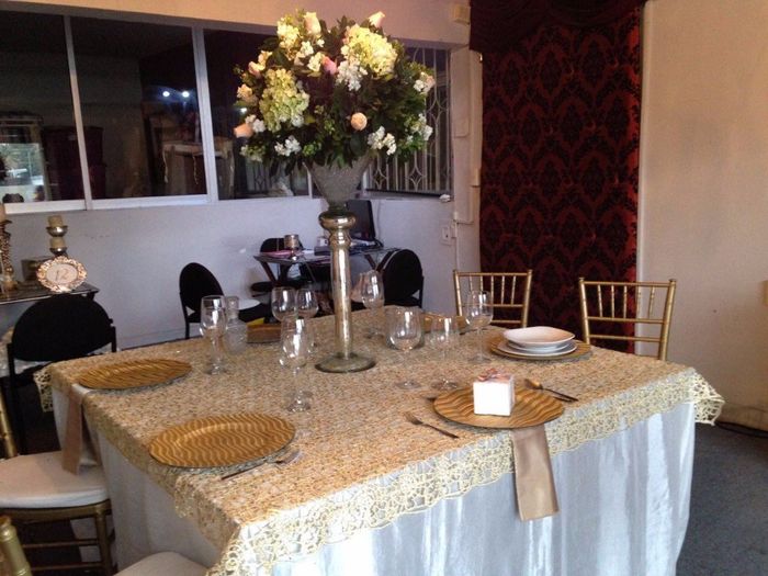 centro de mesa alto y mantel dorado