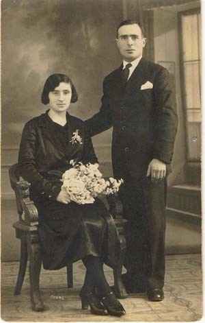 Vestidos de novia negro, velo blanco, con la corona y el azahar blancos, símbolos de pureza, o con r