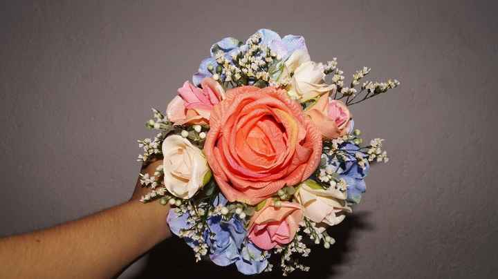 Tercera capa triangular con hortensias y más follaje