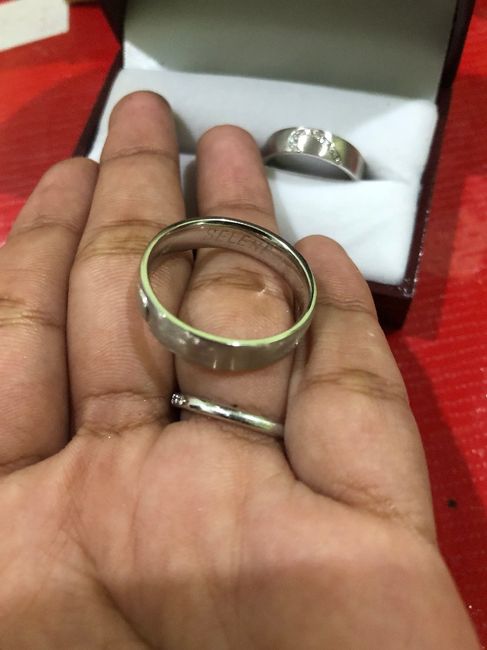 Anillo de él; Tiene grabado mi nombre y la fecha de la boda.