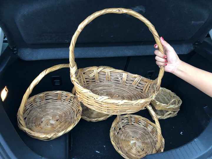 Las canastas que llevarán las damas.