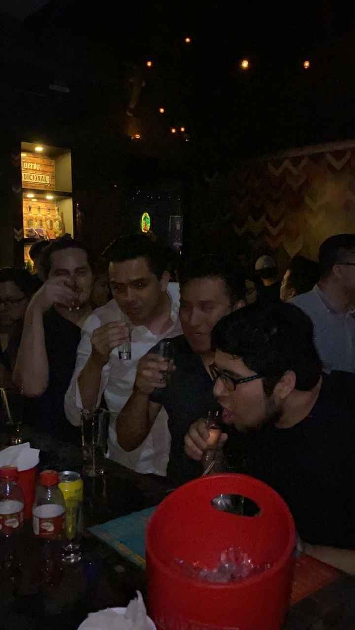 El novio de blanco con sus amigos