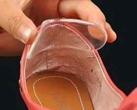 son "protecctores", los venden en las zapaterías y son súper efectivos!... nosotras siempre los usam