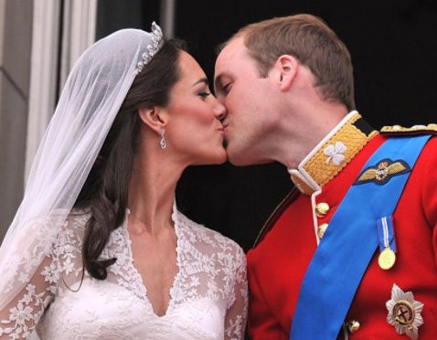 Se les nota la sonrisa al besarse y eso me encanta!