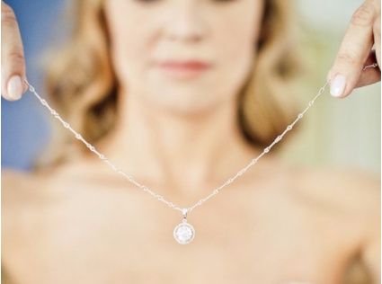 Collar de novia: ¿Discreto o llamativo? - discreto!