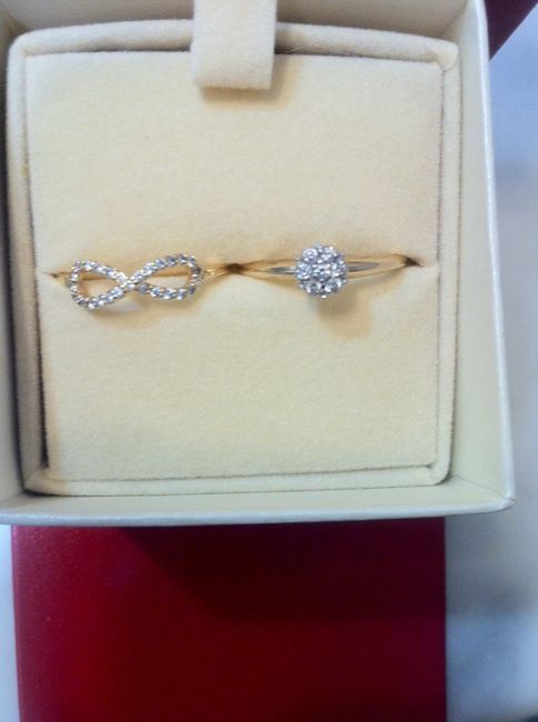 Nuestras argollas y nuestro porta argollas <img class=