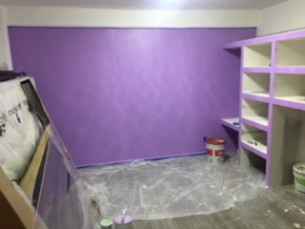recamara muro lila