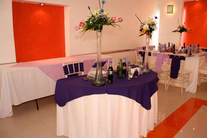 Cubre mantel morado.