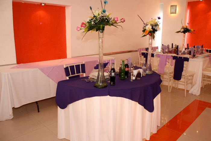 Cubre mantel morado.