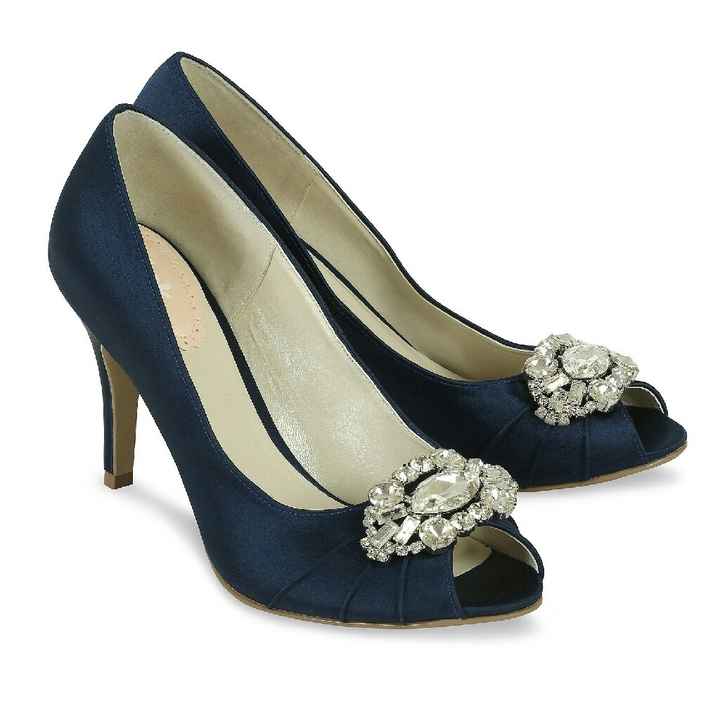 ¿cuantas están emosinadas por usar zapatillas azules? - 1