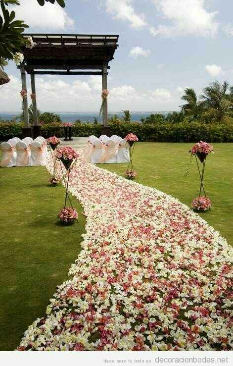 Camino de altar con pétalos rosa - 1