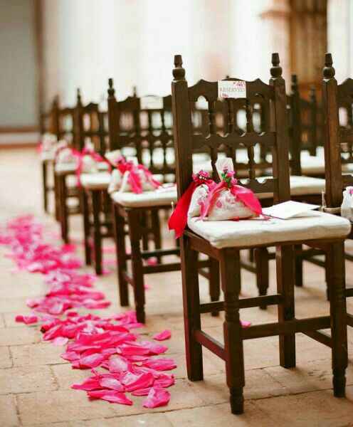 Camino de altar con pétalos rosa - 3