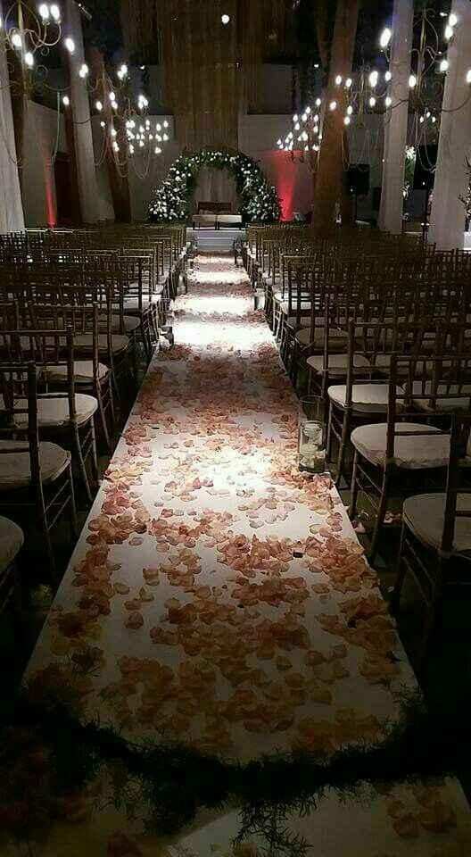 Camino de altar con pétalos rosa - 12