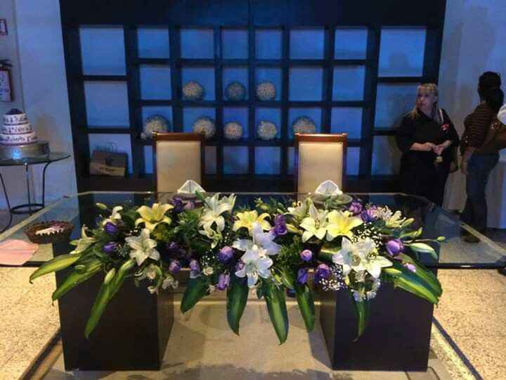 Sillas de novios con toques rosas 👰🏻💗🤵🏻 - 1