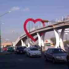 el puente tiene candados en su barandal que los ponen las parejas y  se acostumbra que los reciencas