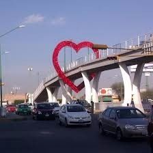 el puente tiene candados en su barandal que los ponen las parejas y  se acostumbra que los reciencas