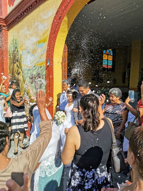 Aventar arroz a los novios 