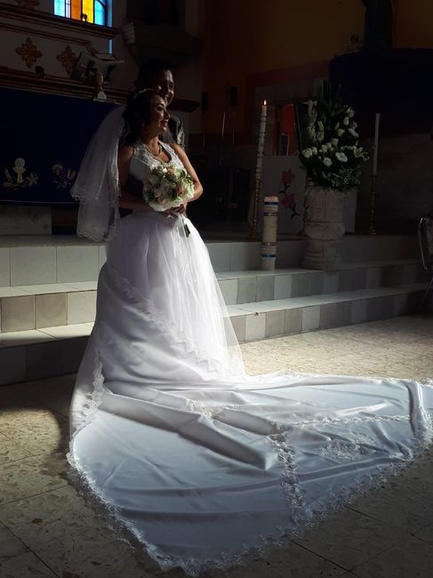 Novios en la iglesia 