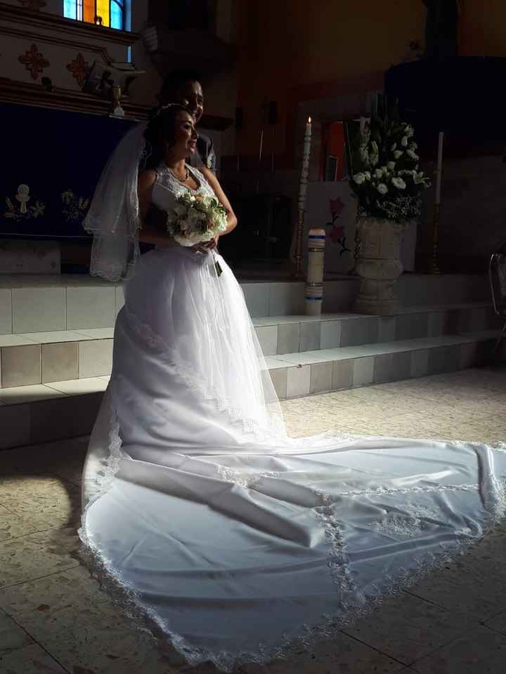 Novios en la iglesia 