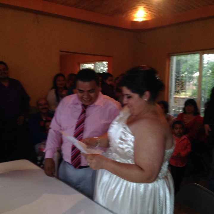 Recibiendo el acta de matrimonio