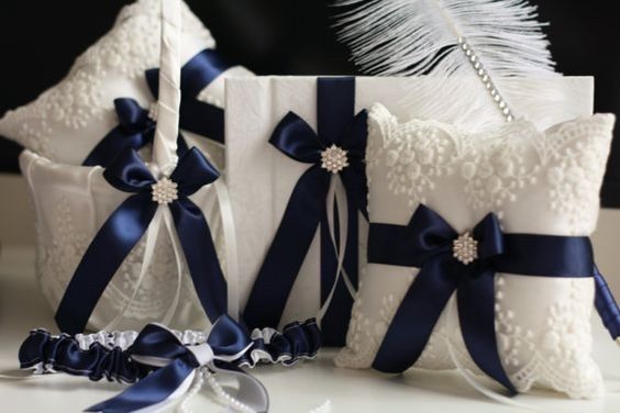 libro, cojin y canasta