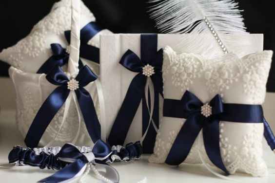 libro, cojin y canasta