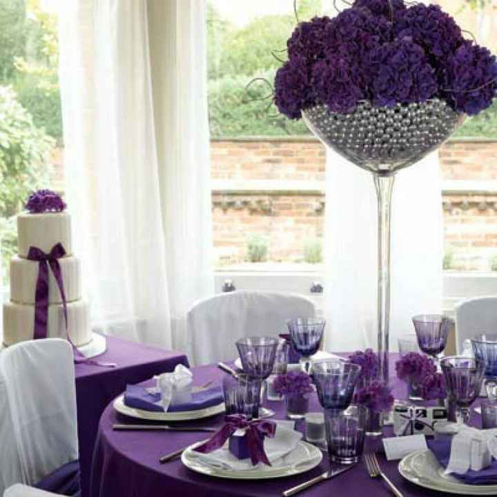 Ideas de centros de mesa en tonos morados - 3