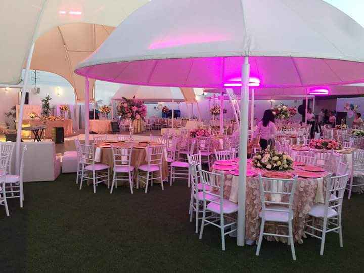 cada carpa tiene luces led que van cambiando de color, son impermeables