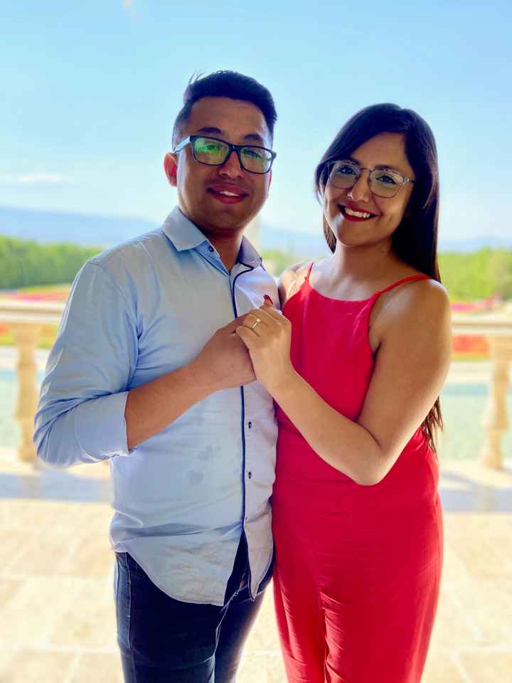 Zaira reta a los novios de la comu a mostrar una foto del lugar donde se comprometieron - 1