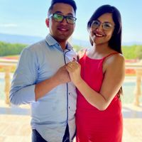 Zaira reta a los novios de la comu a mostrar una foto del lugar donde se comprometieron - 1