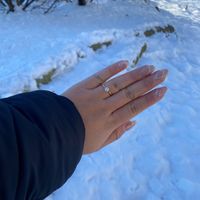 Post para enseñar tu hermoso anillo de compromiso jijiji 💍 - 1