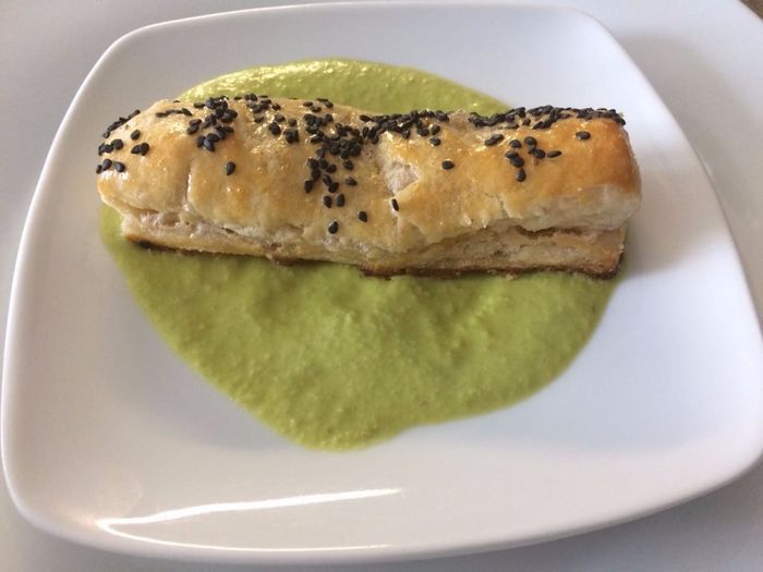 Palito de pasta de hojaldre con carne y salsa de poblano