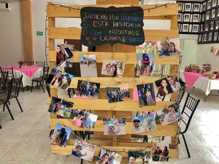 Mi prometido me consiguio la tarima y yo solo coloque las fotos en orden de nuestra relación, desde 