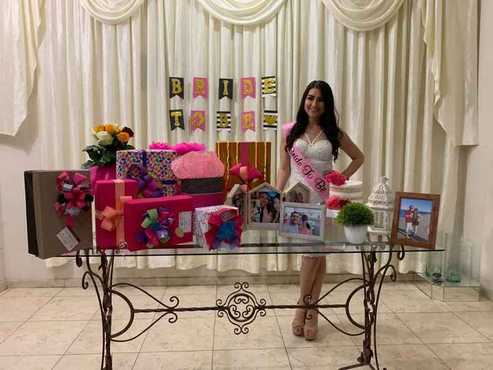 Mesa principal con regalitos