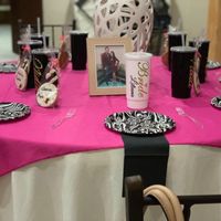 Mesa decorada pd; las galletas son de agradecimiento y ese dia se las dí :) 