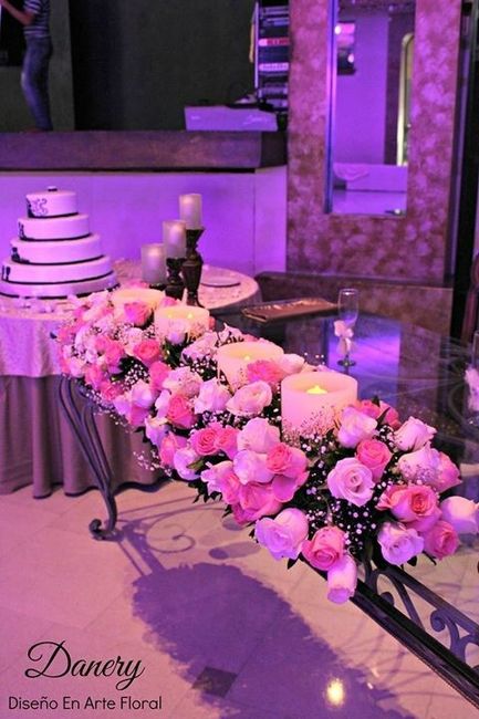 Nuestro pastel y mesa de honor.