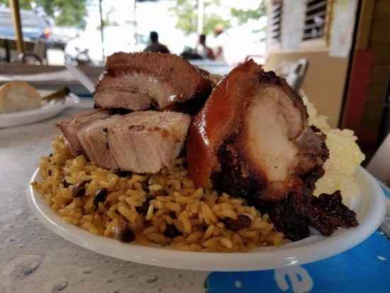 un platito tipico de esos eventos.. el lechon y arroz con gandules 